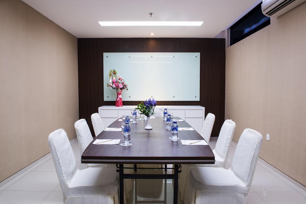 The Life Hotels City Center Сурабая Екстериор снимка