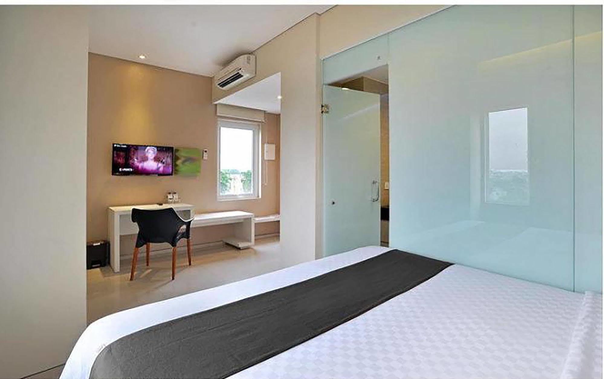 The Life Hotels City Center Сурабая Екстериор снимка