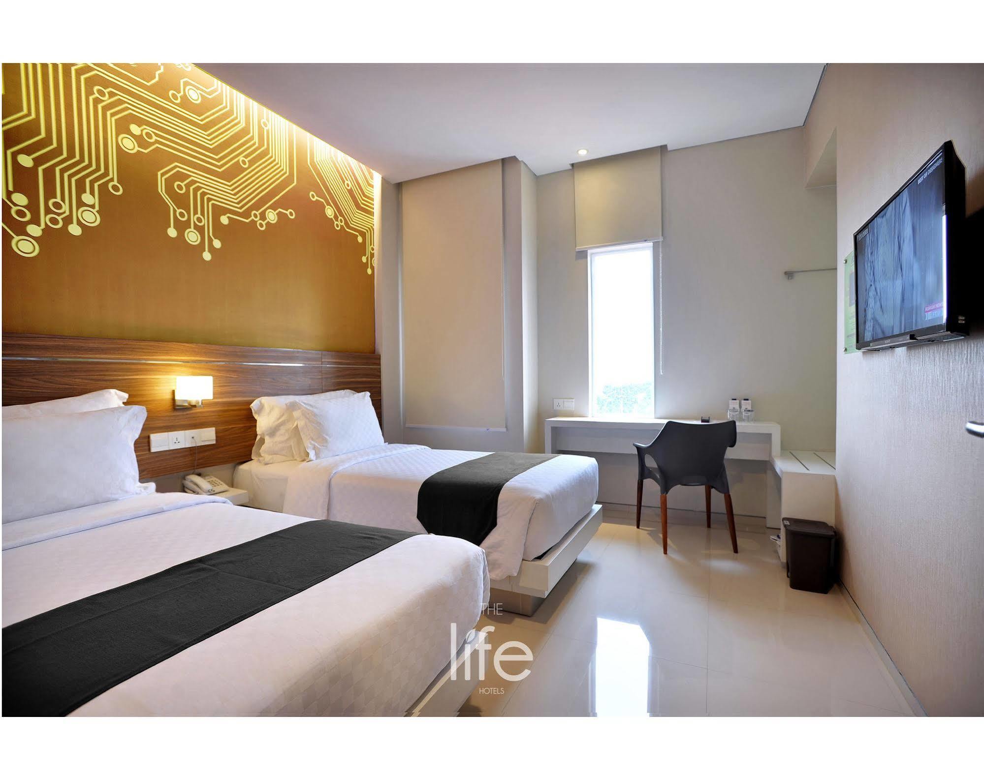 The Life Hotels City Center Сурабая Екстериор снимка
