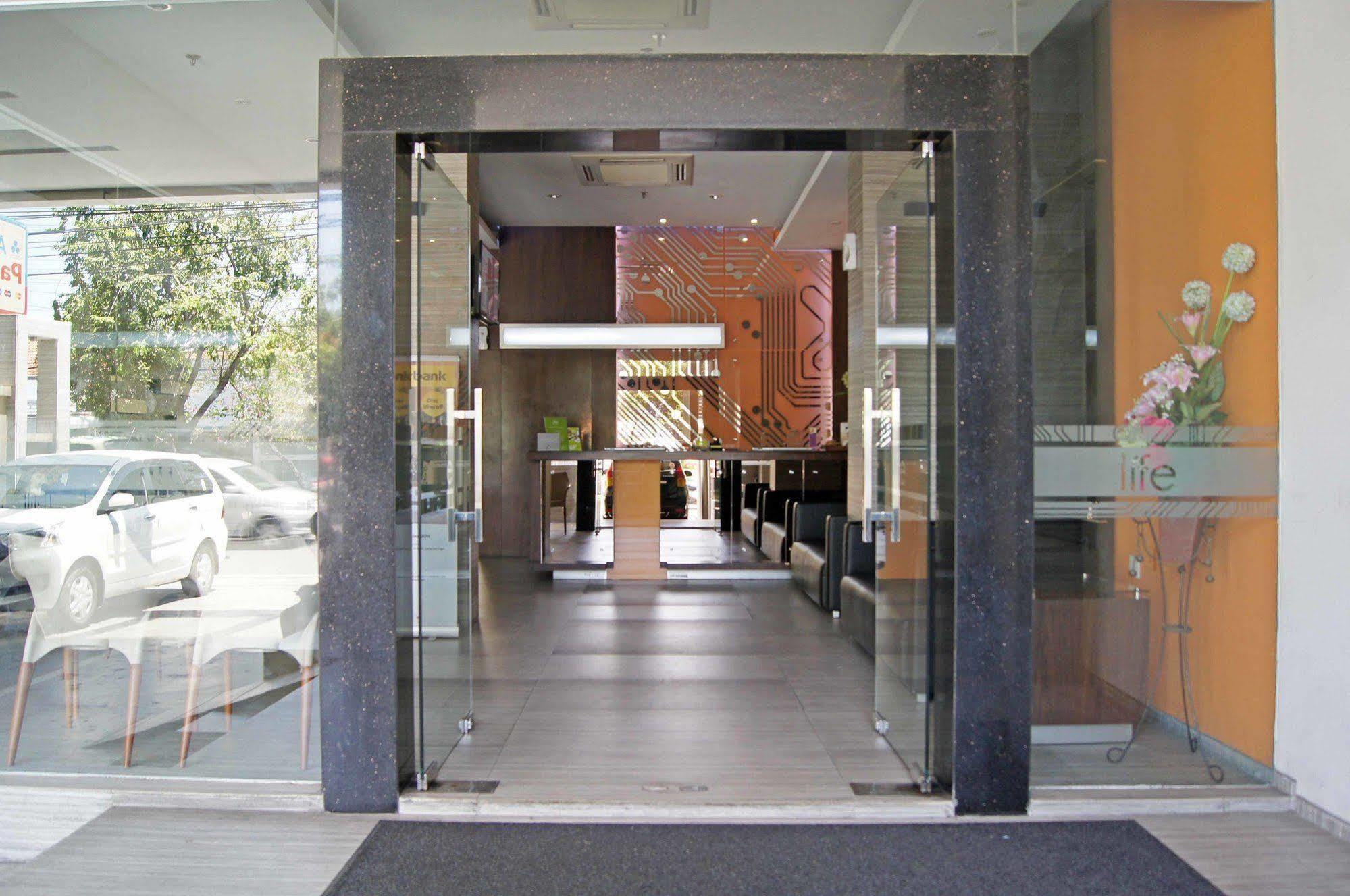 The Life Hotels City Center Сурабая Екстериор снимка