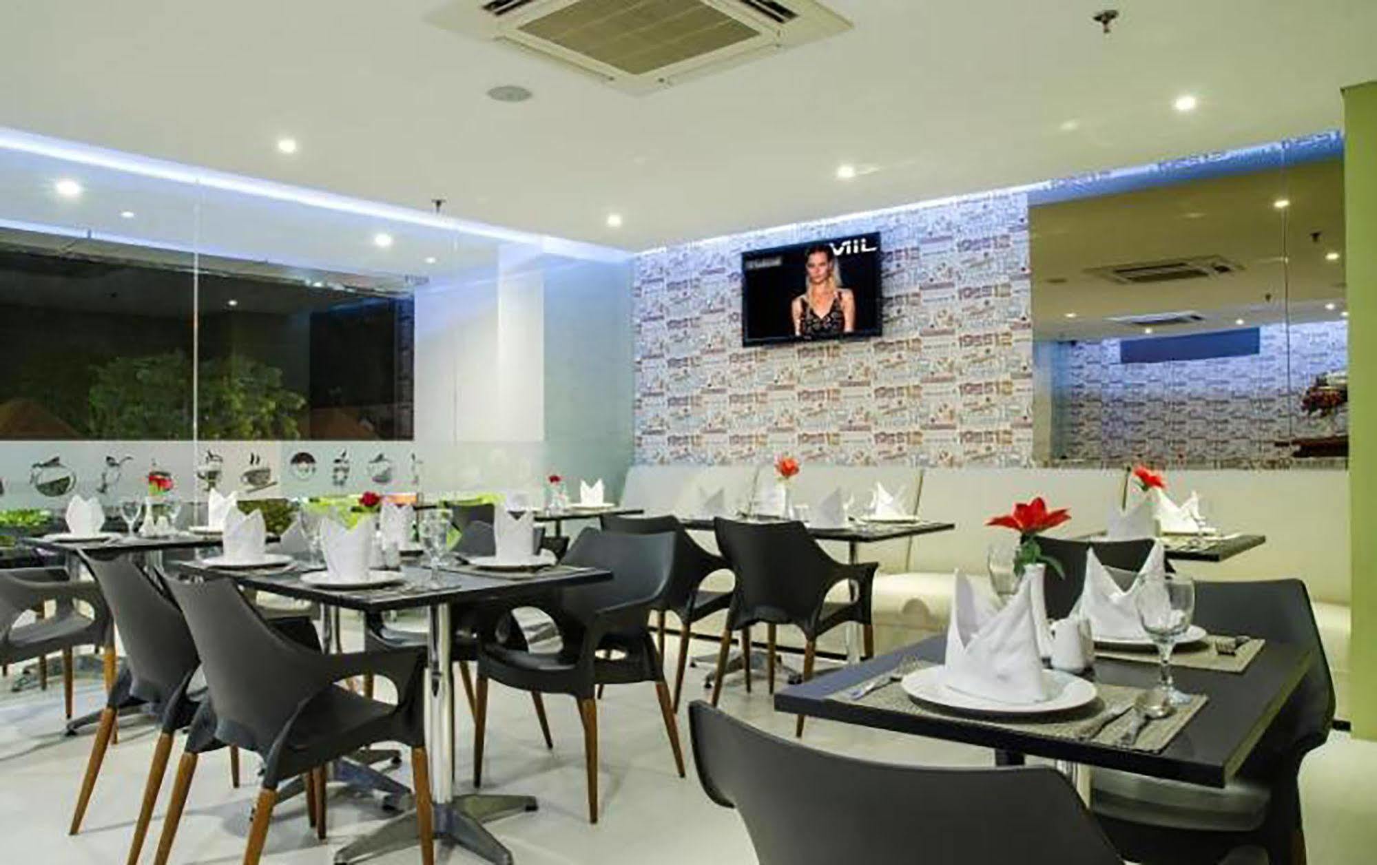 The Life Hotels City Center Сурабая Екстериор снимка